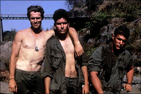 charlie sheen platoon. Charlie Sheen în Platoon