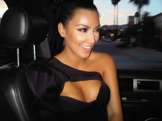 Kim Kardashian poza 18