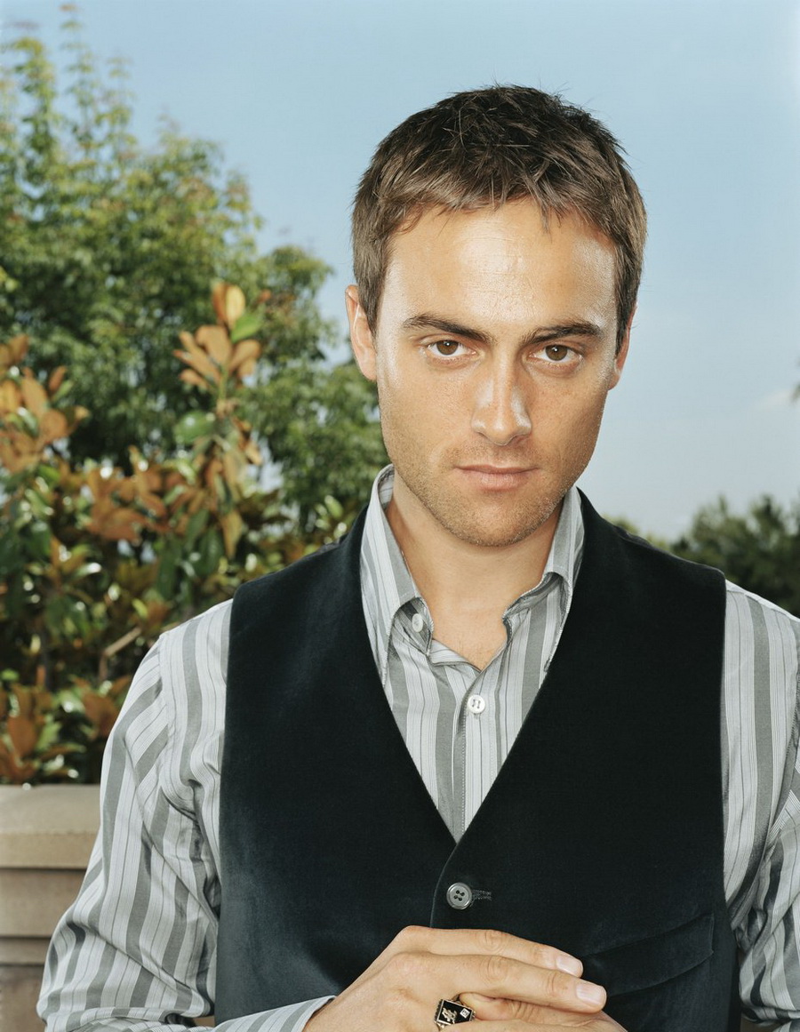 Stuart Townsend barefoot