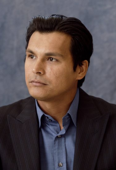 Adam beach. Американский актер Beach. Adam Beach автобиография.