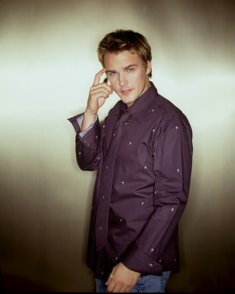 Poze Riley Smith