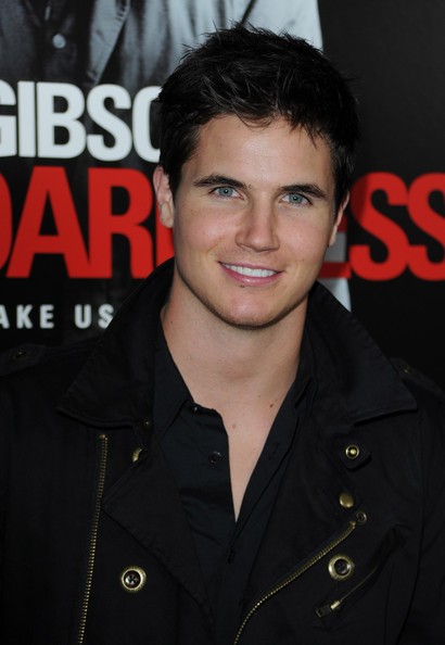 Next photo of Robbie Amell