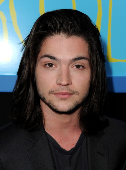 Thomas McDonell kiss