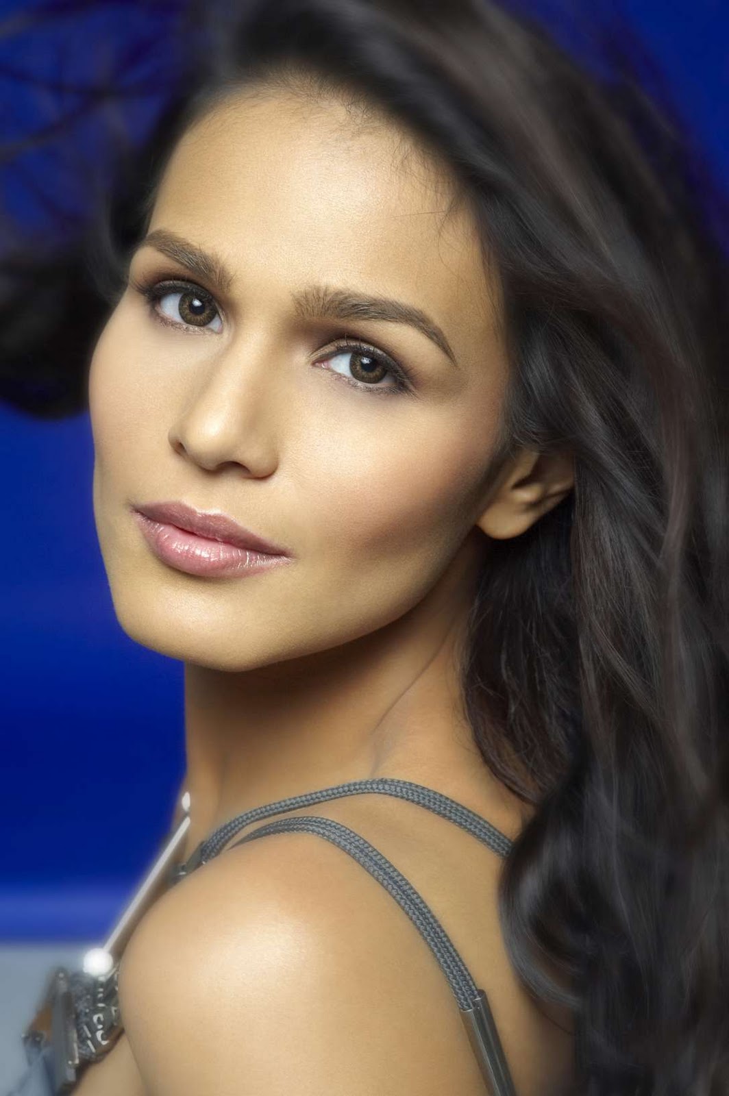 Iza Calzado (b. 1982) Iza Calzado (b. 1982)