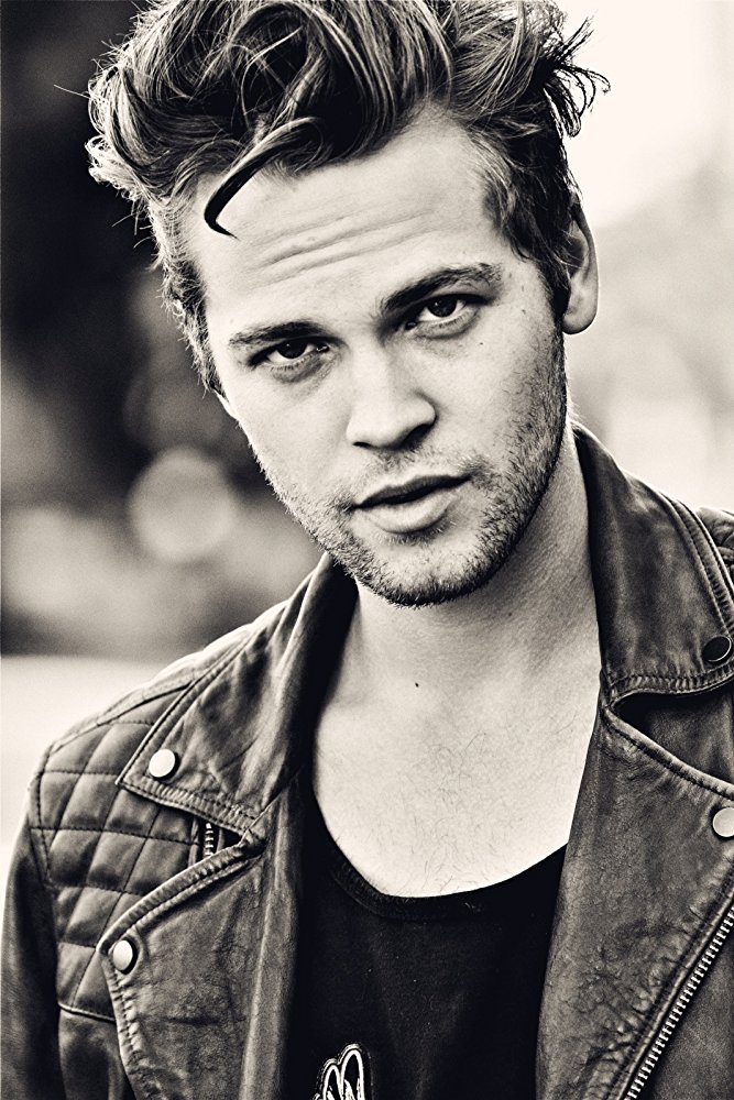 Poze Alexander Calvert