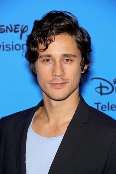 Peter Gadiot kiss