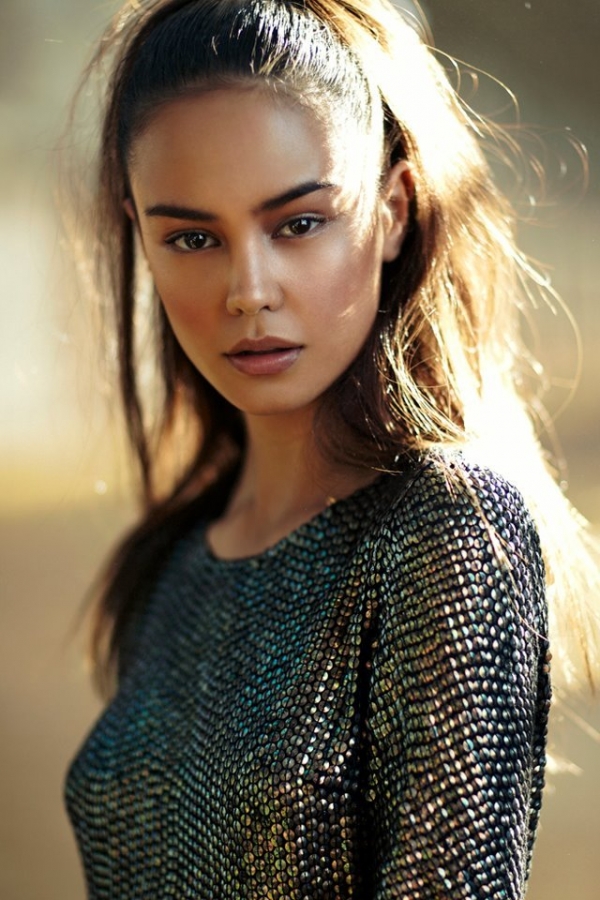 Poze Courtney Eaton