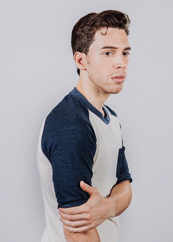 Poze Jordan Gavaris