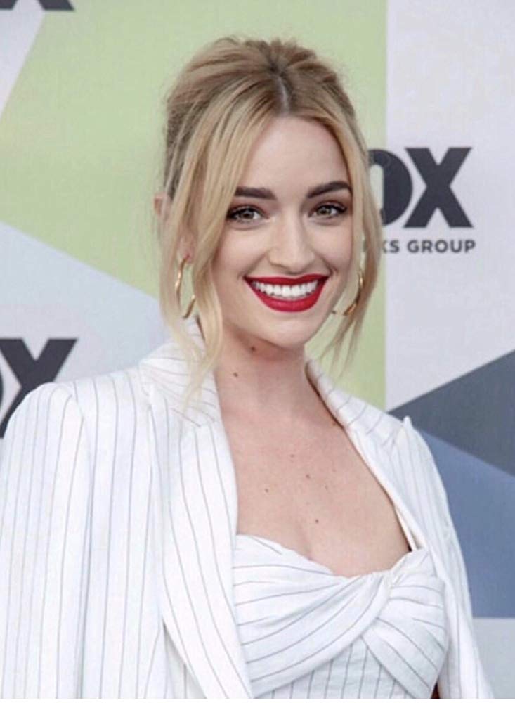 Poze Brianne Howey - Actor - Poza 10 din 13 - CineMagia.ro