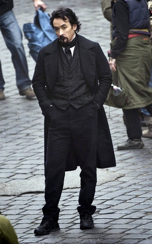 Prima imagine cu John Cusack drept Edgar Allan Poe în The Raven