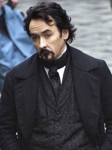 Prima imagine cu John Cusack drept Edgar Allan Poe în The Raven