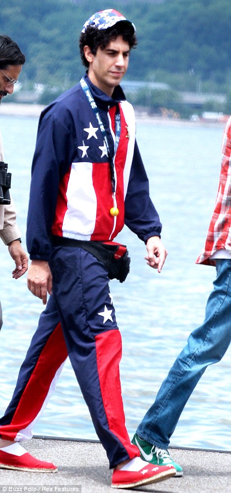 Sacha Baron Cohen, costumat în Dictatorul!