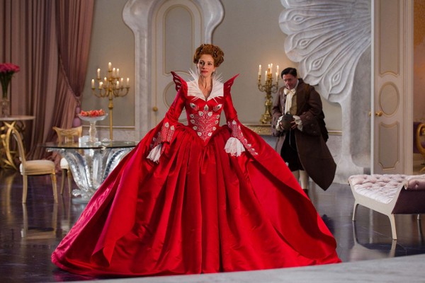 Primele imagini cu Julia Roberts şi Lily Collins în Albă ca Zăpada