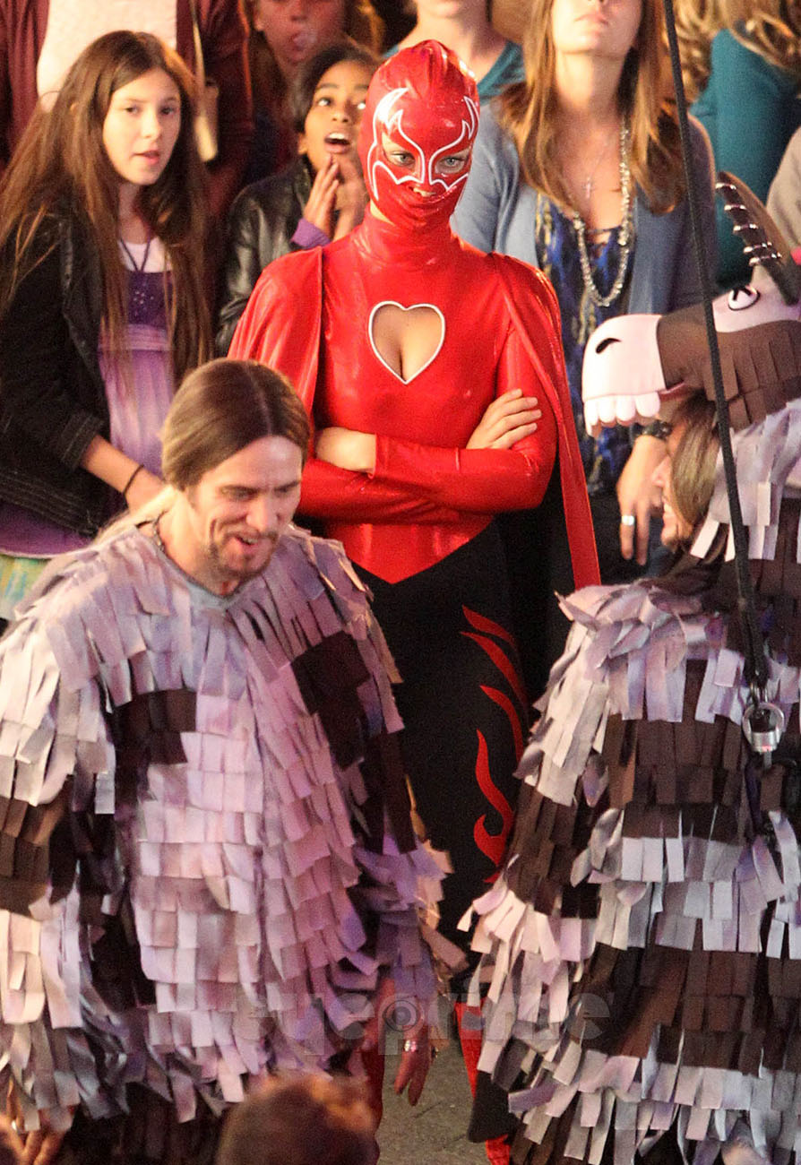 Olivia Wilde, în costum de supereroină sexy la filmările lui Burt Wonderstone
