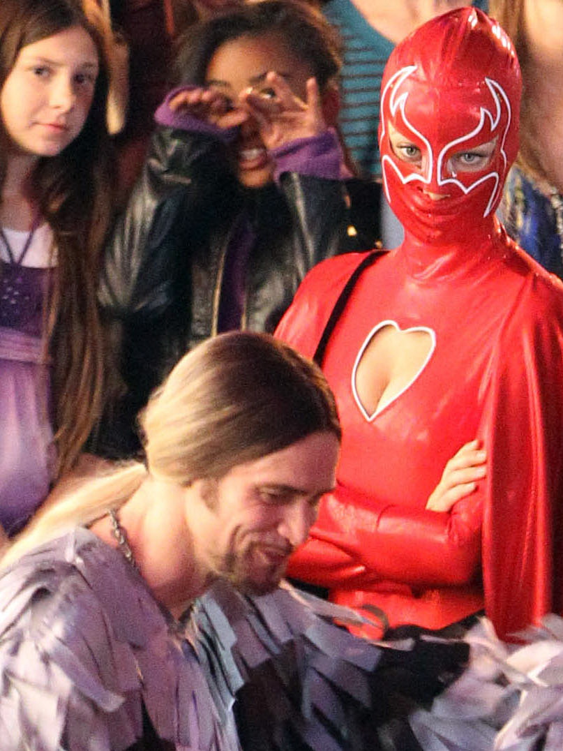 Olivia Wilde, în costum de supereroină sexy la filmările lui Burt Wonderstone