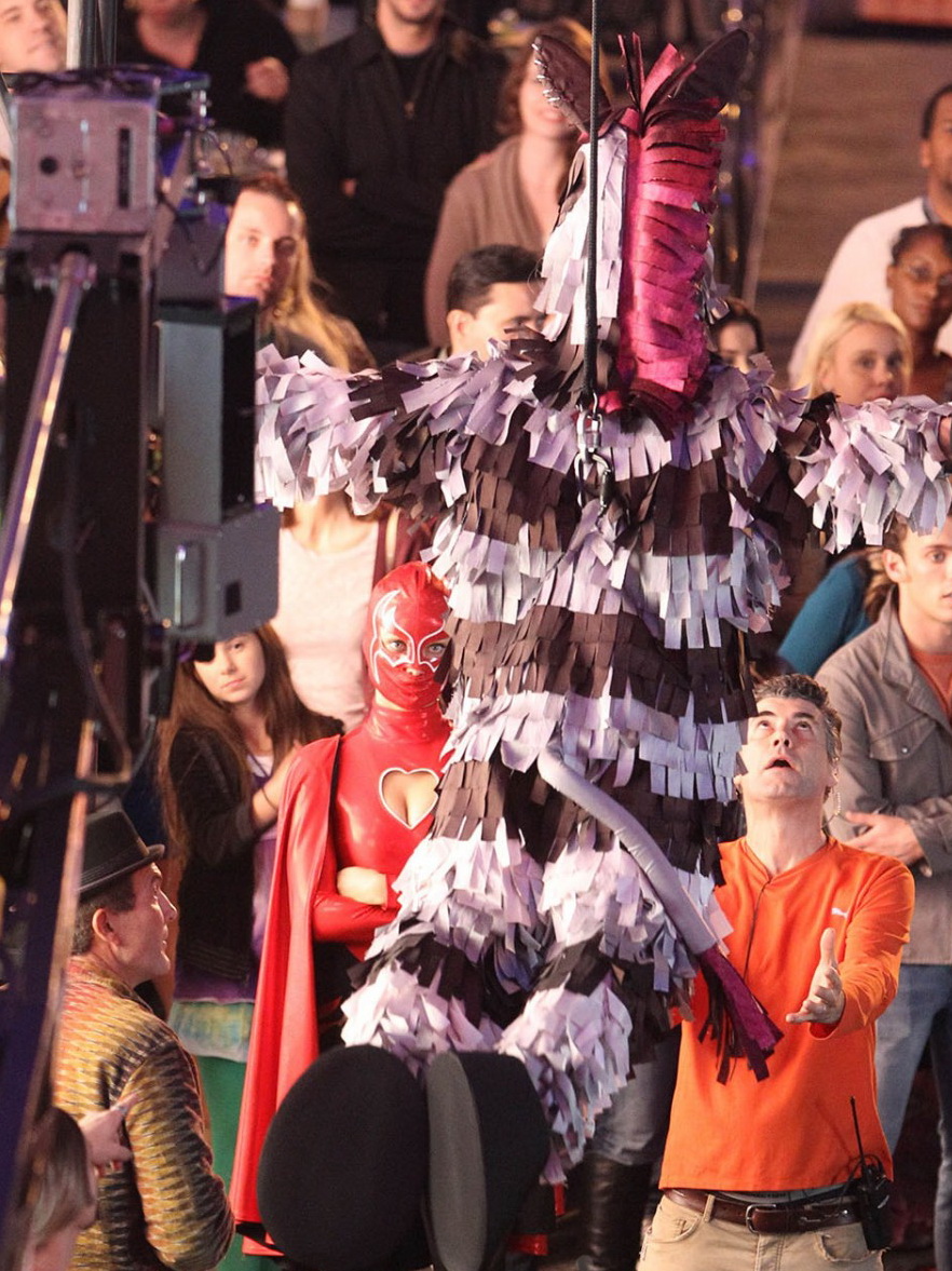 Olivia Wilde, în costum de supereroină sexy la filmările lui Burt Wonderstone