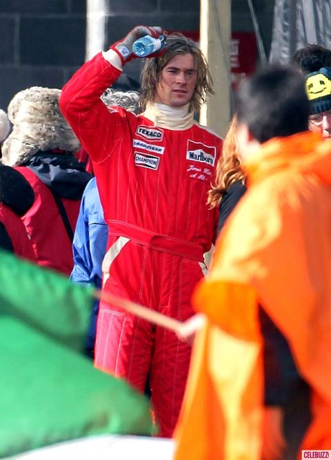 Chris Hemsworth, gata de cursă în noile fotografii din Rush