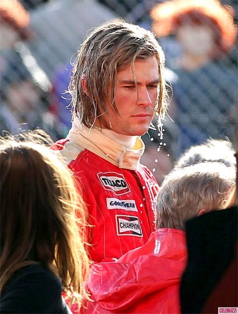 Chris Hemsworth, gata de cursă în noile fotografii din Rush