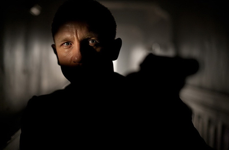 Agentul 007 şi fetele Bond trec la acţiune în noile fotografii din Skyfall