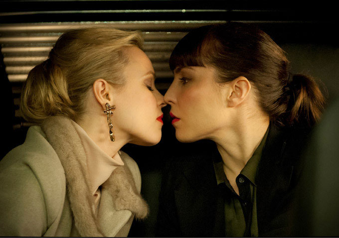 Rachel McAdams şi Noomi Rapace: cuplul fierbinte din Passion, noul film al lui Brian de Palma