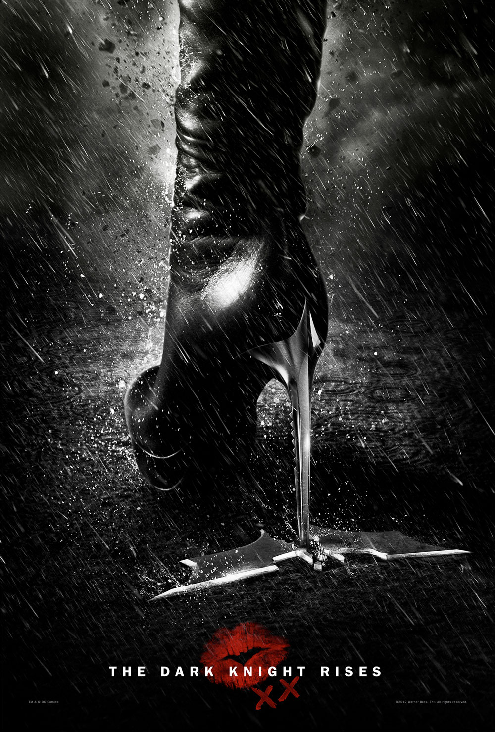 Catwoman lansează provocarea în noul poster al luiThe Dark Knight Rises