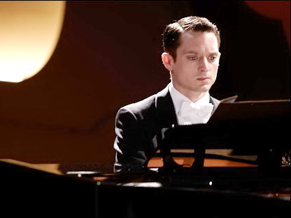 Elijah Wood, adrenalină la pian. Vezi prima imagine din noul film al actorului, Grand Piano