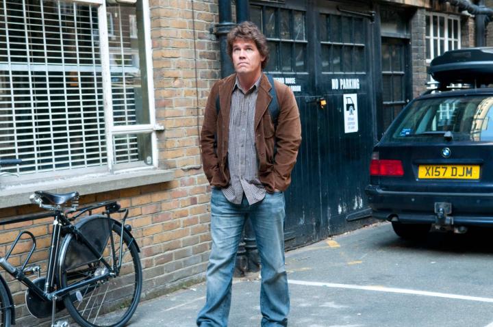 Poze Josh Brolin în  You Will Meet A Tall Dark Stranger