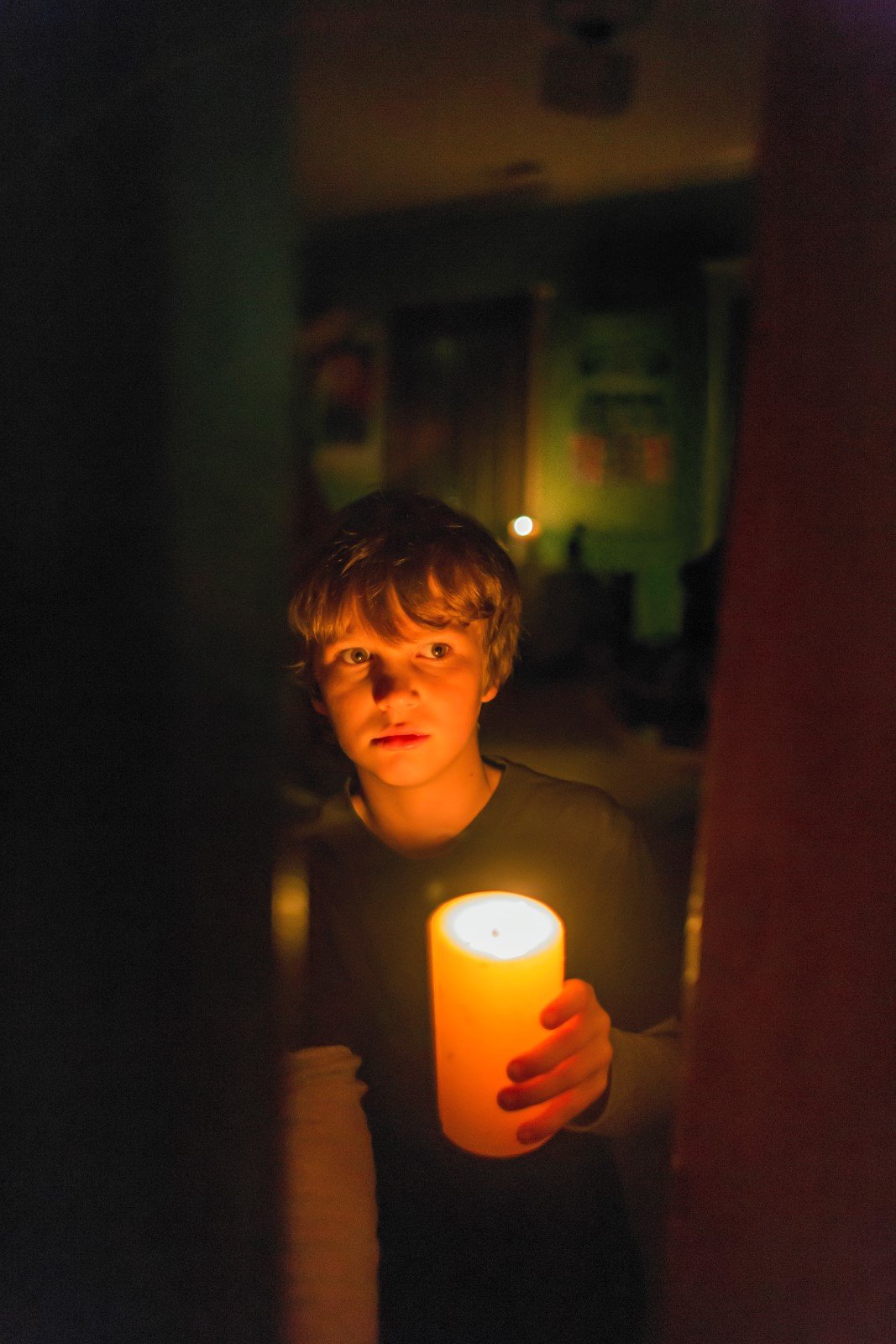 Poze Gabriel Bateman în  Lights Out