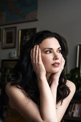Laura Mennell - poza 9