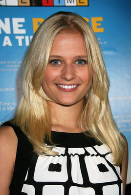 Carly Schroeder - poza 12