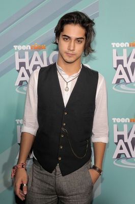 Avan Jogia - poza 16