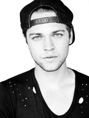 Alexander Calvert - poza 11
