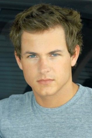 Daniel Ross Owens - Actor - CineMagia.ro