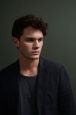 Jeremy Irvine - poza 11