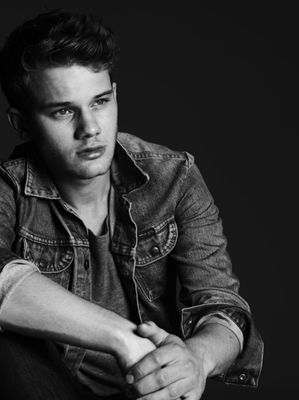 Jeremy Irvine - poza 3