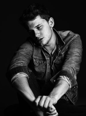 Jeremy Irvine - poza 15