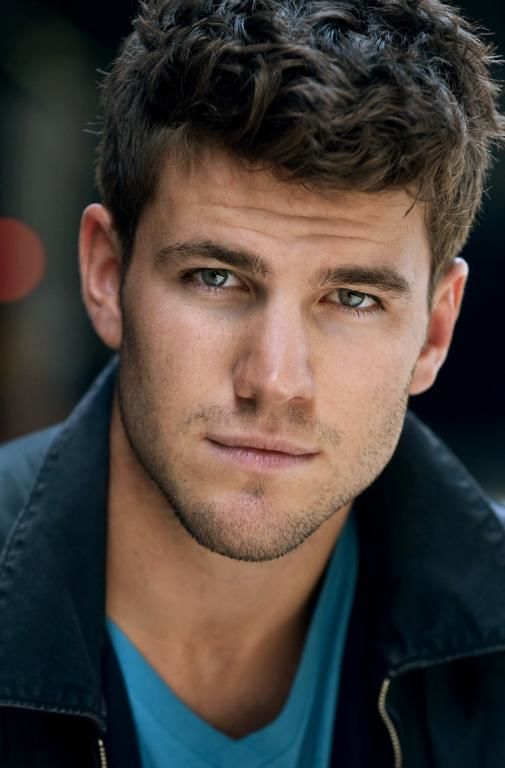 Next photo of Austin Stowell