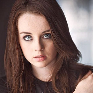 Next photo of Kacey Rohl