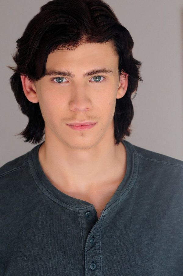 Owen Teague Actor CineMagia.ro
