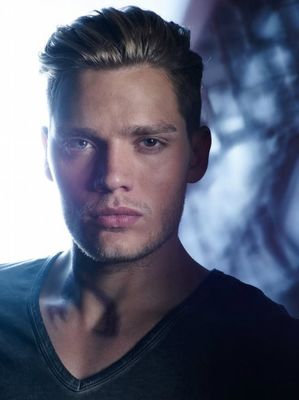 Dominic Sherwood - poza 3