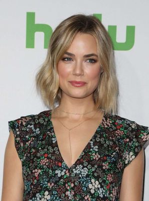 Rebecca Rittenhouse - poza 15