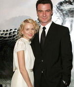 Naomi Watts a nascut un baietel