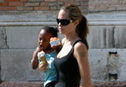Articol Angelina Jolie asteapta un copil?