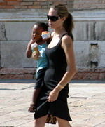 Angelina Jolie asteapta un copil?