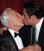 John Travolta si Kirk Douglas - un sarut soc!