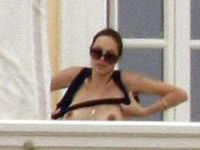 Angelina Jolie, surprinsa de paparazzi pe jumatate dezbracata!