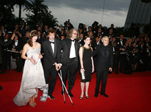 Milla Jovovich, pe covorul rosu, la Cannes. Iar Campino n-a fost cuminte...