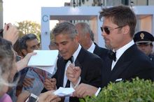 Clooney si Pitt, campionii autografelor