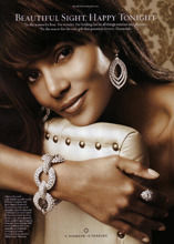 Halle Berry - inele cu diamante pe toate degetele