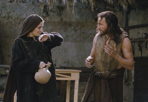 Maia Morgenstern și Jim Caviezel în The Passion Of The Christ (Mel Gibson, 2004)
